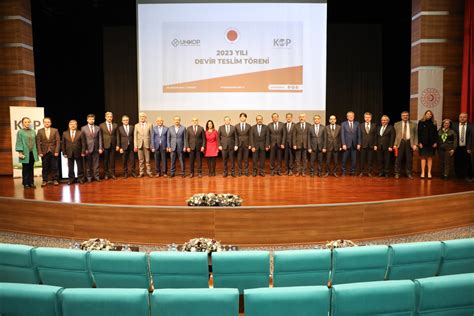  Dazhou Çin Şişli Tavuğu: Alevlerde Pişen Tavuk Parçaları ve Baharatlı Bir Lezzet Patlaması mı?