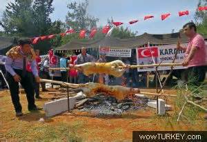  Rendang Padang: Bir Lezzet Şöleni ve Acı Baharatların Büyüleyici Dansı!