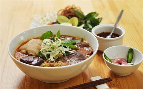  Bún Chả Huế: Lezzetli ve İçeceklerin İdeal Yoldaşı Bir Vietnam Çorbası mı?