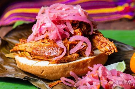  Cochinita Pibil:  Bir Yucatan Klasikinin Ekşi ve Baharatlı Sırrını Keşfedin!