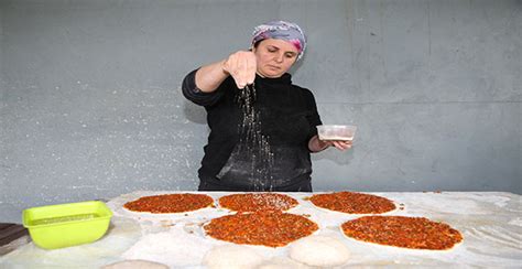  Guyuan Şehri'nin Unutulmaz Lezzeti: Acılı Biberli İstiridye Güveci, Küçük Deniz Canavarlarının Ateşte Dans Etmesi!